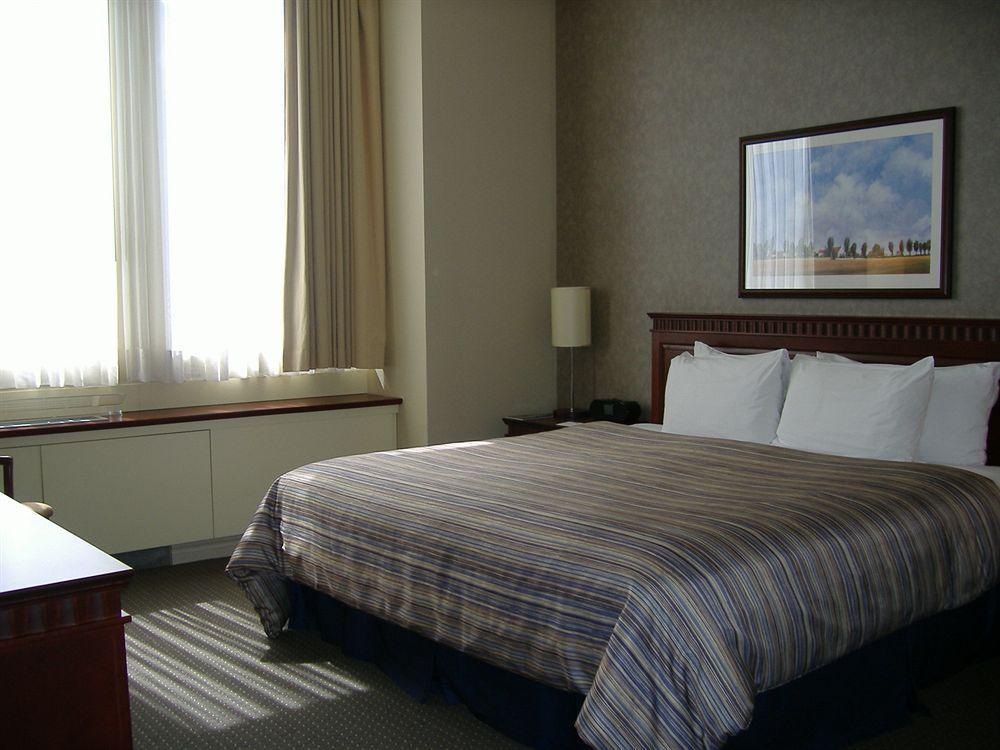 Le Square Phillips Hotel & Suites Монреаль Экстерьер фото